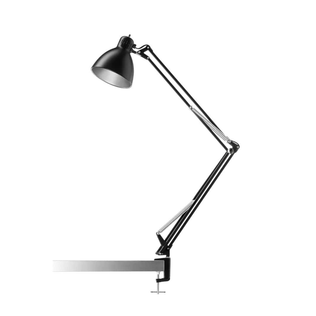 Mat sort Archi T2 arkitektlampe med fjederarme monteret på en bordklemme
