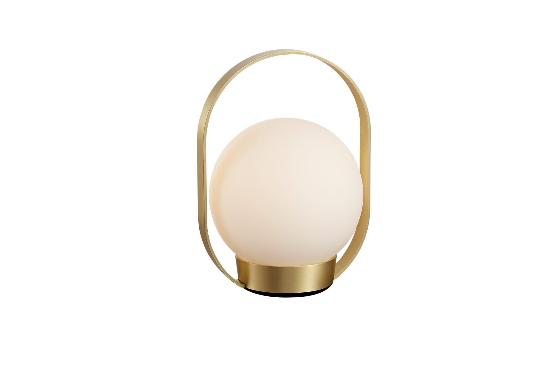Palla Table Lamp T1 i messing med rund opal glaskugle og bærehåndtag