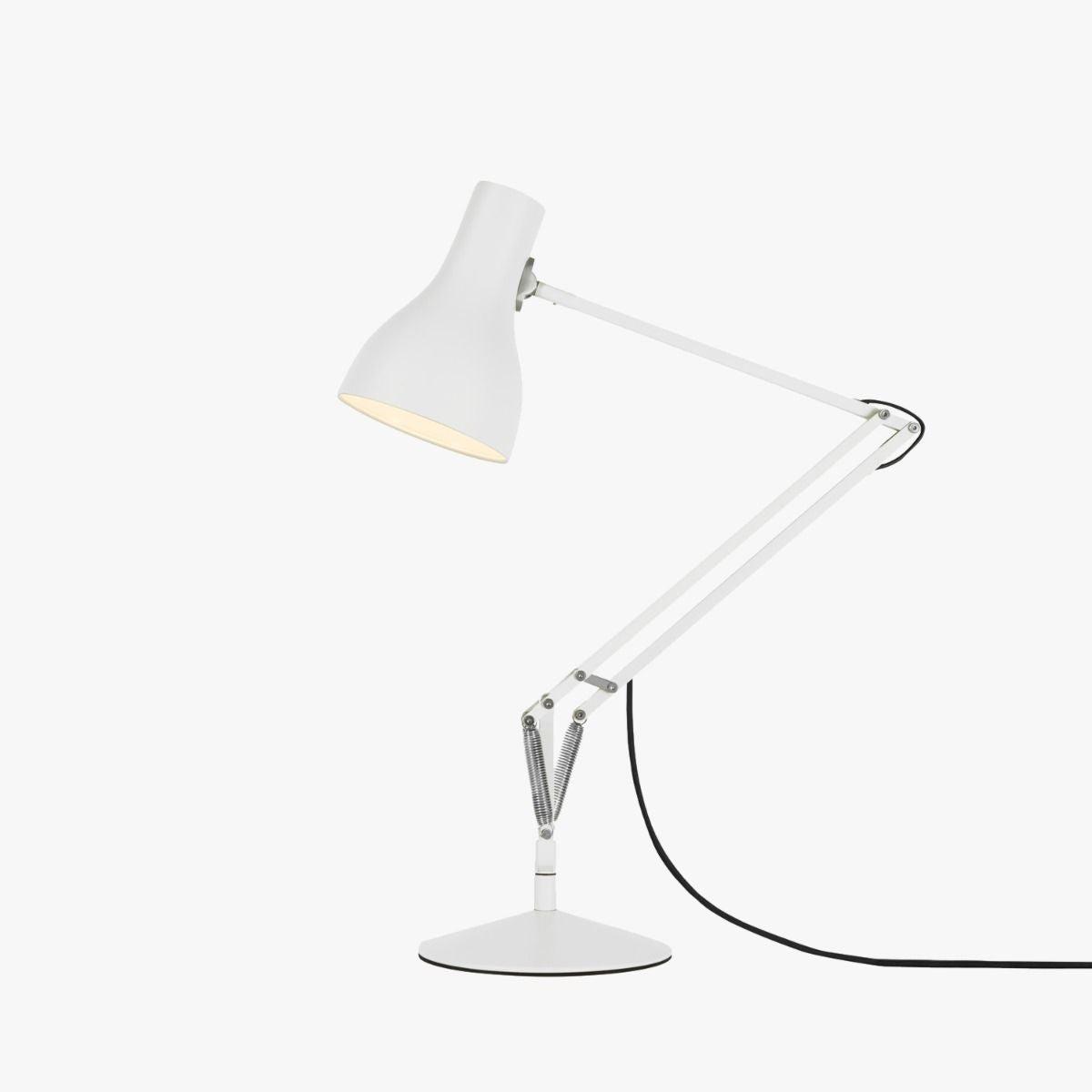 Hvid Anglepoise Type 75 bordlampe med fjederarme, konisk skærm og rund fod